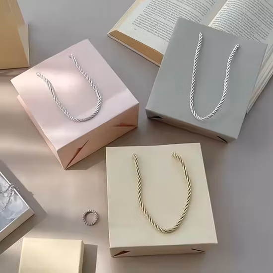 OEM Factory Wholesale Cheap Luxury Gift Shopping Kraft Paper Bag with Custom Logo